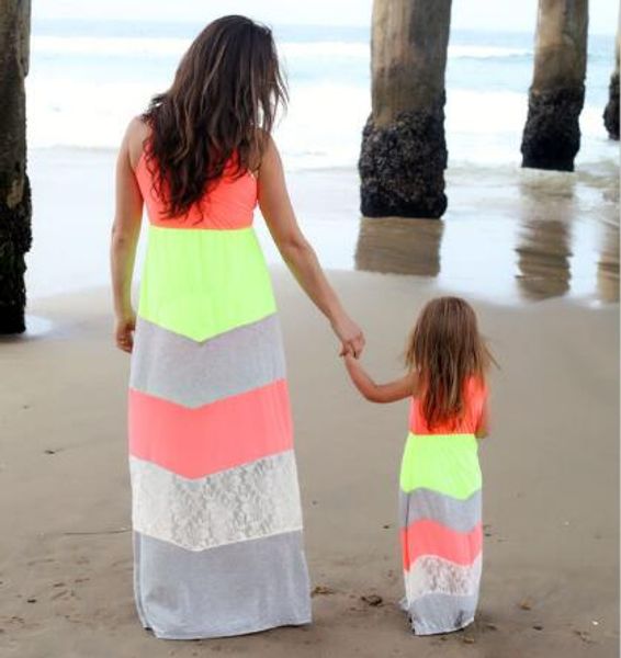 

Мама и я соответствующие платья 2018 Лето мать и дочь девушки наряды кружева Bohimia пляж платье семья смотреть одежда