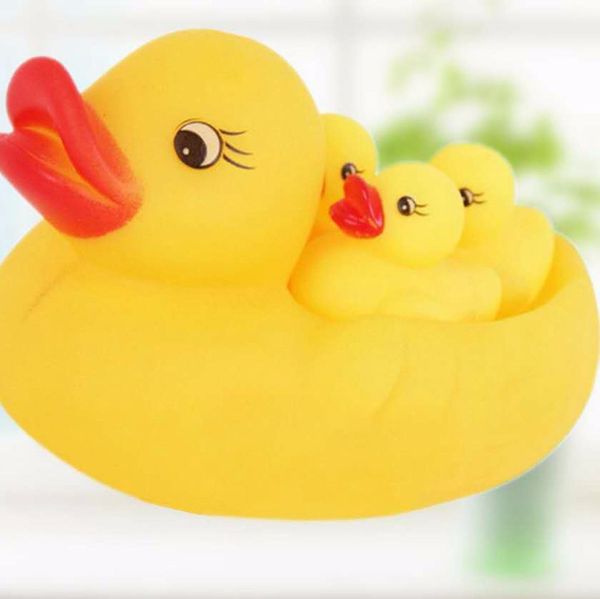 Baby-Badespielzeug aus gelbem Entennetz, eine Mutter und drei Tochter-Enten namens Entenküken, Fabrikkosten im Großhandel