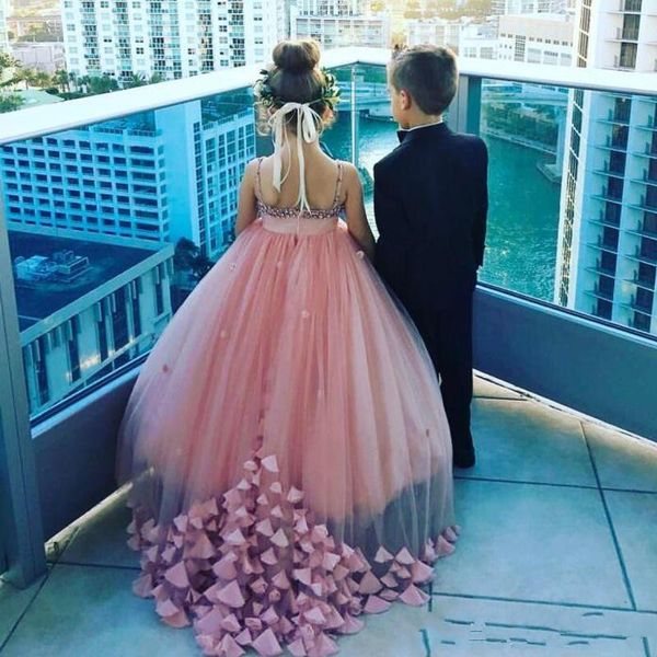 2018 Flower Girls Dresses Cute Dusty Pink Petal Applique Crystal Spaghetti Straps Princess Long Tulle Compleanno per bambini Abiti da spettacolo per ragazze