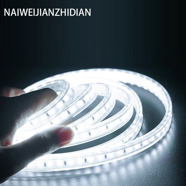 Moderne Amerikanische Küche Mit Zentraler Kücheninsel Und