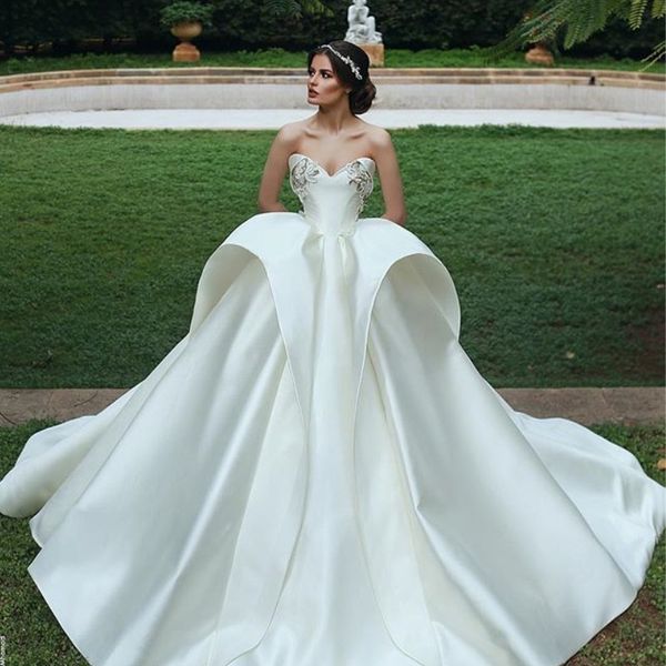 2018 Abiti da sposa moda Sweetheart Applique senza maniche Peplo Ball Gown Abito da sposa Romantico raso bianco Sweep Train Abiti da sposa