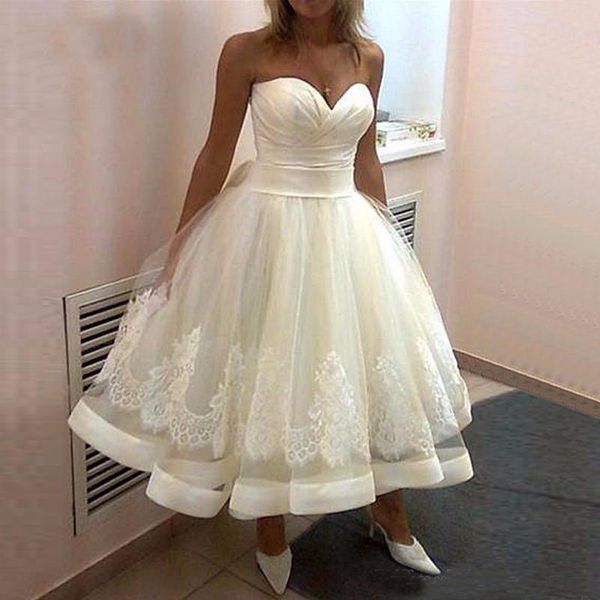 Abiti corti a trapezio Abiti da damigella d'onore senza maniche con scollo a cuore bianco Cintura con fiocco con lacci sul retro Abiti da sposa su misura a metà polpaccio