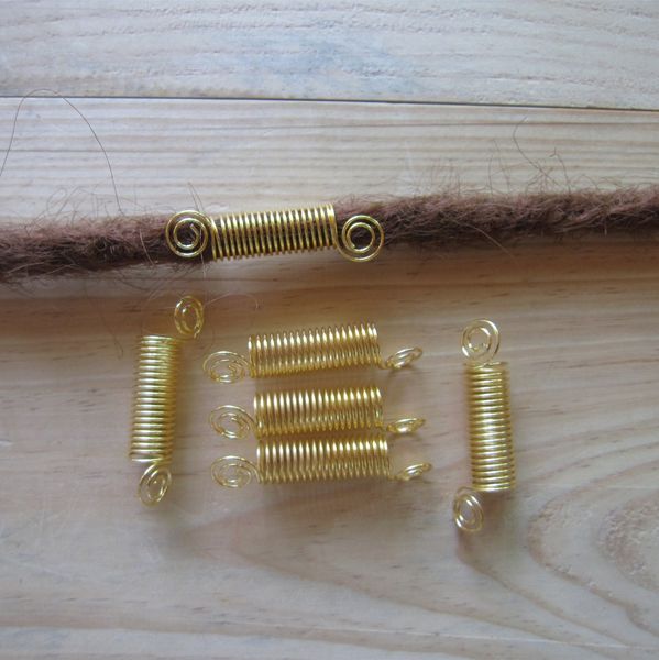 10 fermagli per polsini con perline intrecciate per capelli Dreadlock con filo a spirale dorata, foro da 9 mm