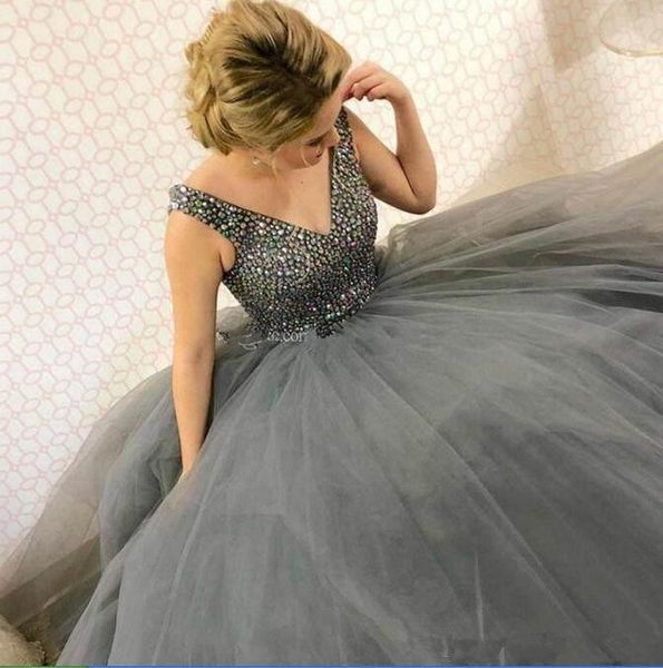 Abito da ballo blu royal Abito Quinceanera Scollo a V con perline Tulle Abiti da ballo affascinanti Design semplice Abiti da sera di moda su misura M46