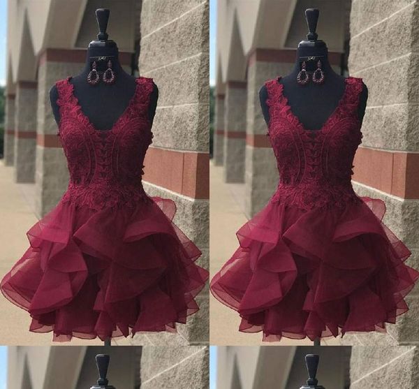 Borgonha Ruffles Cocktail Vestidos 2019 V-pescoço em v Sleeve Lace Aberto Vestido Curto Vestidos De Prom Vestidos De Formatura Para Meninas Vestido Homecoming