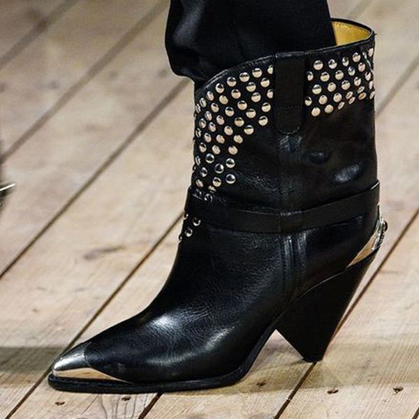 

2017 chic cow leather ankle boot women metal pointed toe rivet ta el trange high heel boot woman fa hion martin boot