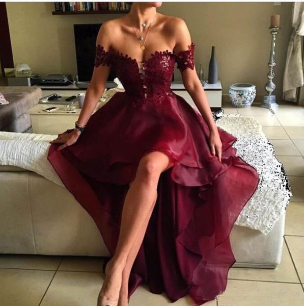 2018 Borgonha Alta Baixa Vestidos de Baile Fora do Ombro Appliqued Lace Red Wine Prom Party Vestidos Graduação Backless Elegante Vestidos de Noite