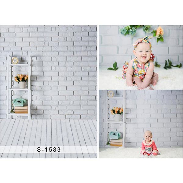 Fondali fotografici per baby shower con muro di mattoni bianchi, orologio con scala stampata, fiori in vaso, sfondi fotografici per bambini appena nati, pavimento in legno