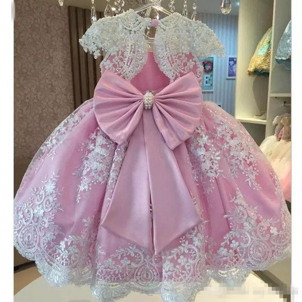 .Classy Pinky Do Bebê Meninas Vestidos de Aniversário Lxuxry Pérolas Sash Bow Mangas Curtas Flor Meninas Vestidos de Renda Completa Apliques Primeira Comunhão Dres