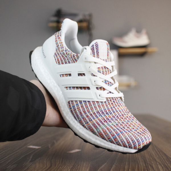 Chi ti t v adidas UltraBoost qua các i 1.0 2.0 3.0 4.0 và