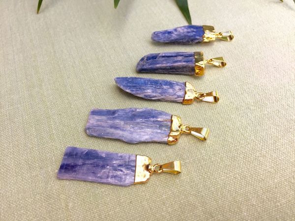 1pcs Blue Kyanite Blade Blade Gold Lated Gemstone Женщины подвеска REIKI Crystal Healing Случайная доставка формы