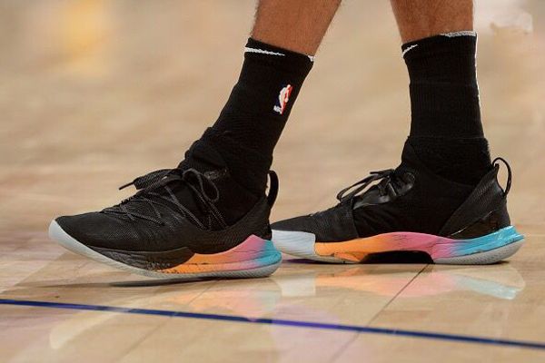 stephen curry gold shoes