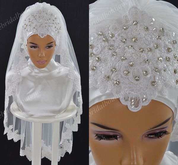 Véus de casamento muçulmano de luxo 2019 com borda aplicada de renda e cristais uma camada de tule comprimento do cotovelo hijab nupcial feito sob encomenda na Arábia Saudita