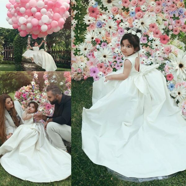 Abiti da bambina bianchi super carini Abito da ragazza di fiori in raso alto basso per matrimonio aperto sul retro Abiti da spettacolo per ragazze Abito da principessa per feste di compleanno