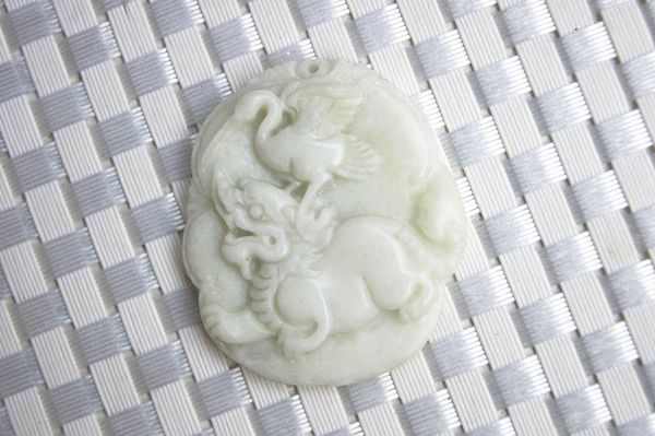 Jade branco e amarelo natural bonito (campo azul de shaanxi), unicórnio elíptico delicado mão-cinzelado da ópera de guindaste. Talismã pingente de colar.