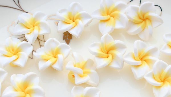 

25pcs white fimo polymer clay plumeria flower beads 20mm medium size hand made poly floral beads, Slivery;golden