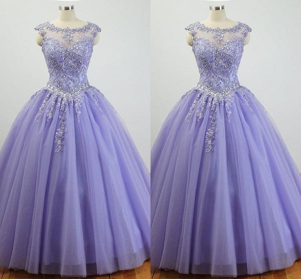 Lila Ballkleider mit transparentem Ausschnitt, Ballkleider, Flügelärmel, Blumenapplikationen, Kristallperlen, Abschlusskleider für die 8. Klasse, Quinceanera Sweet 16