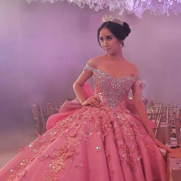 Verzauberung Prinzessin Dubai Brautkleider Luxuriöse Perlen Kristall Schulterfreies Brautkleid Glamouröses 3D-Blumenapplikationen-Hochzeitskleid mit großer Schleife