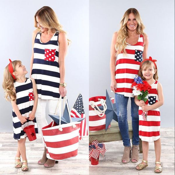 Passende Familien-Outfits. Verkauf des Mutter-Tochter-Kleides mit amerikanischer Flagge. Gestreiftes T-Shirt. Mutter- und Mädchen-Kind-Kleidung