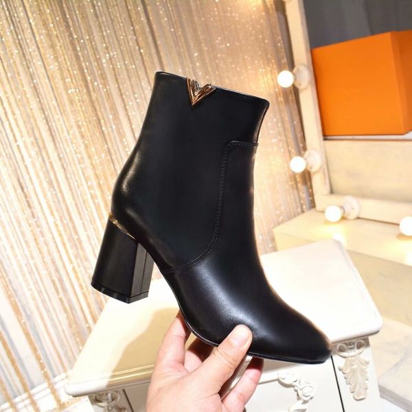 

Новые классические короткие сапоги из овчины Высокий толстый каблук Evening Party VBoots W