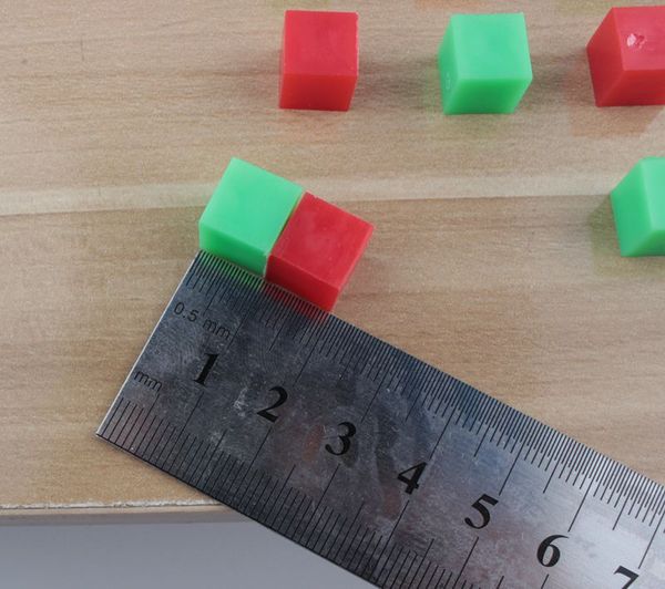 Kostenloser Versand Kleine Würfel Spielzeug Kunststoff Boxed solide 1 cm Seitenlänge Grundschule Mathematik Zählen kleiner Würfel Lernausrüstung Teachingtoy