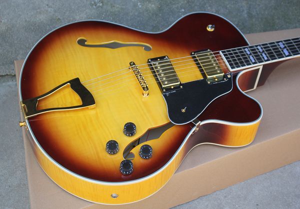 

Semi oco guitarra elÃ©trica com pickguard preto flame bege veneer branco vinculativo ferragen dourada oferecendo erviÃ§o per onaliza