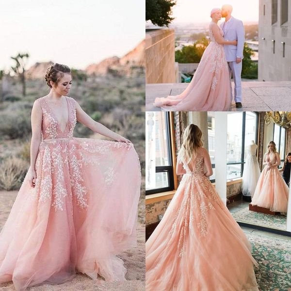 Tiefer V-Ausschnitt, errötendes Rosa, Landhochzeitskleider, Tüll, Spitze, Applikation, Perlen, rückenfrei, Boho-Brautkleider, A-Linie, böhmisches Hochzeitskleid