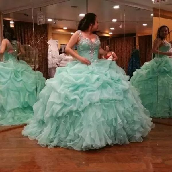 2018 Barato Novo Verde Menta Plus Size Quinceanera Vestidos Longos Em Cascata Babados Lantejoulas Frisado Vestidos de 15 anos longo Longo Vestido De Baile Q23