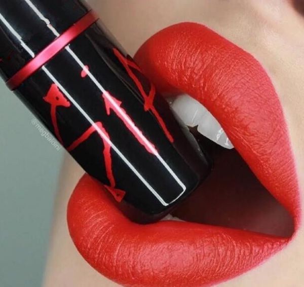 

Бесплатная доставка последний бренд VIVA GLAM составил 12 матовых помад