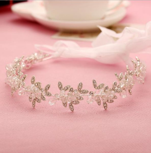 Accessori da sposa con delicati cerchi floreali romantici fatti a mano