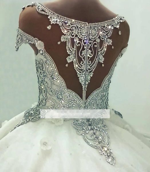 Abiti da sposa arabi con cristalli di perline di lusso firmati 2018 Ultime maniche ad aletta trasparenti che bordano paillettes lunghe gonfie Brida340u
