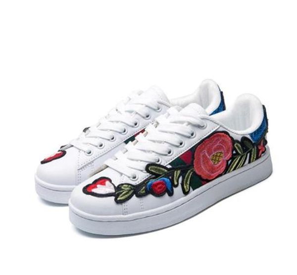 

Hombres nuevos de lujo Low Top Casual Shoes Diseñador de moda Flower 3D Bordado Sneakers 1 planos del color envío gratis