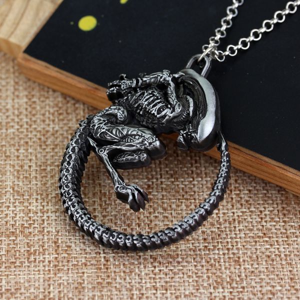 ganze saleMQCHUN Film Schmuck Punk Krieger Alien Goth Horror Giger Anhänger Aliens AVP Halskette Fans Weihnachten Cosplay Geschenk