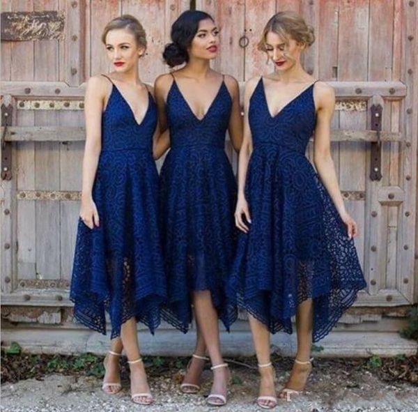 New Country Abiti da damigella d'onore in pizzo blu royal 2020 Scollo a V Backless Tea Lunghezza Damigella d'onore Paese Damigelle d'onore Abiti da sposa BA4085