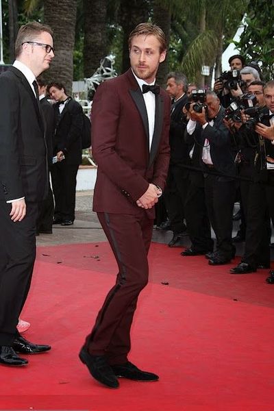 

brand new burgundy men wedding tuxedos groom tuxedos black peak lapel one button men blazer 2 piece suit(jacket+pants+tie) 1894, Black;gray