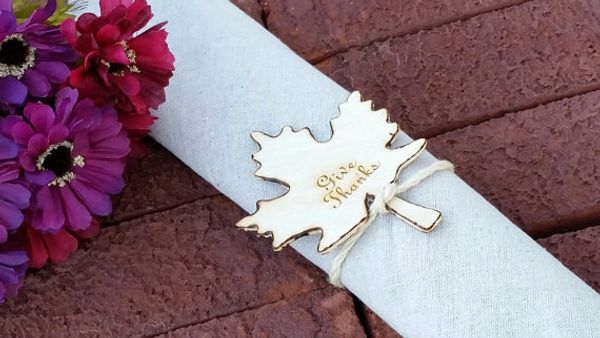 

гравировка на заказ, кольца для салфеток из осенних листьев, благодари, декор на день благодарения