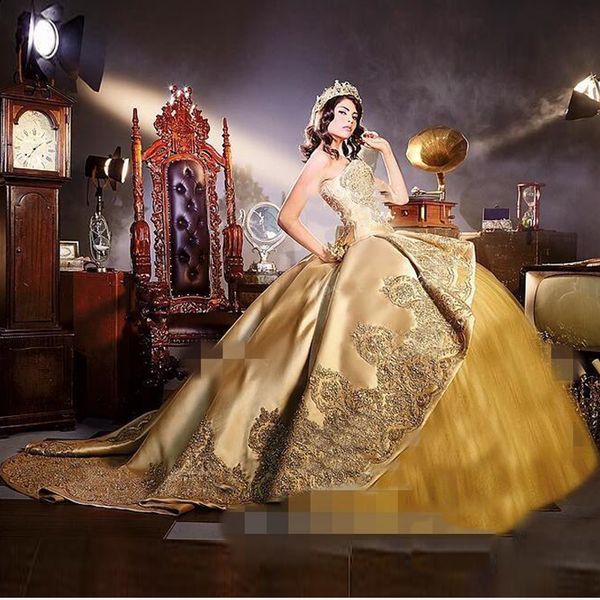 2018 Sparkly Gold Quinceanera Abiti Ricami Appliques Perline Tiered Sweetheart 16 Abiti da festa di compleanno dolce con treno staccabile