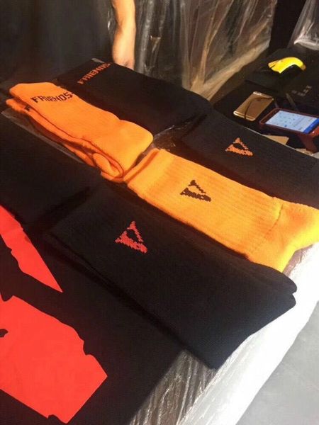 

VLONE BEIJING POP UP big V friend Embroidery football Socks Harajuku Cotton Skateboard Hip Hop High Street Sports Fashion Midtop Socks
