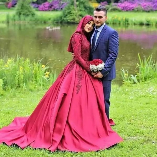 Outono 2018 Estilo Country Vestidos de Casamento Muçulmano Modest Alto Pescoço Mangas Compridas A Linha Capela Trem Carmesim Rendas e Vestidos De Noiva De Cetim Feitos Sob Encomenda