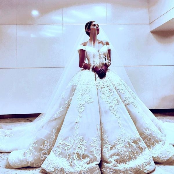 Abiti da sposa classici ed eleganti increspati Perline Applicazioni di pizzo Abiti da sposa in tulle Abiti da sposa 2018 Abiti da sposa affascinanti taglie forti su misura