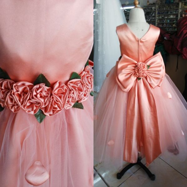 Foto reali 2018 Peach Satin e Tulle Piano lunghezza Flower Girls Abiti con fiori fatti a mano Big Sash ragazza Pageant Gown EN11113