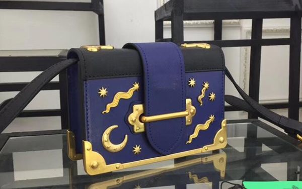 

3A 1BH018 18см Cahier Saffiano Телячья кожаная сумка на плечо с деталями Metail, бронзовые тона, п