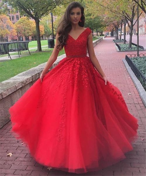 Maravilhoso Vermelho Tulle Rendas Vestido de Noite V Neck A Linha Pérolas Sash Andar de Comprimento Longo Vestidos de Baile 2018 de Alta Qualidade Rendas Apliques de Festa vestidos