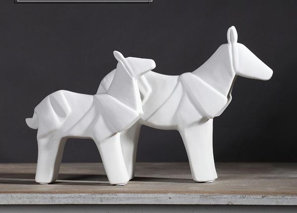 bianco conciso cavallo in ceramica War Horse decorazioni per la casa artigianato decorazione della stanza ornamento in ceramica decorazione di figurine di animali in porcellana