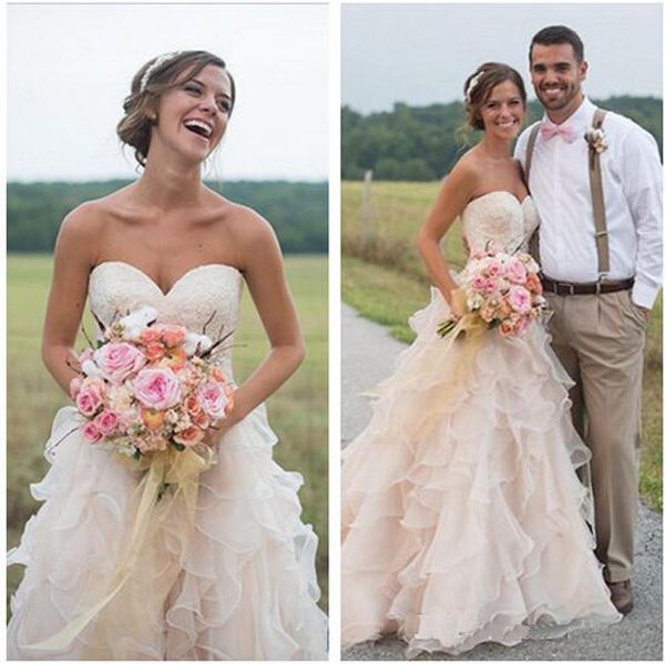 Blush Pink Ruffles Abiti da sposa Stile country Sweetheart Vintage Tiered Gonne Abiti da sposa A-line Sweep Train Abito da sposa su misura