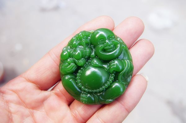 Kostenlose Lieferung – wunderschöne handgeschnitzte Jade (äußere Mongolei) mit einem Lächeln des Buddha (Amulett) als Glücksbringer. Runder Halskettenanhänger