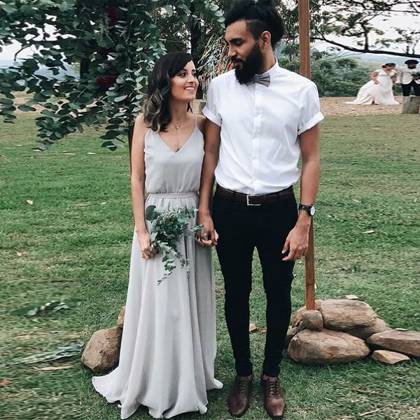 Prata Cinza Dois Vestidos de Dama de Honra Elegante V Pescoço Cintas de Espaguete Chiffon Até O Chão Boho Convidados Do Convidado Do Casamento Vestidos de Outono