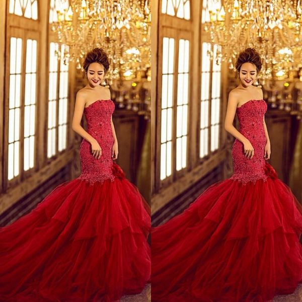 Abiti da sposa a sirena senza spalline Abito da sposa a tromba colorato rosso Perline Cristalli Applicazioni in pizzo Top Abiti da sposa in tulle gonfio Corte dei treni