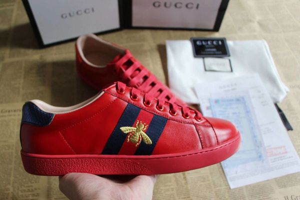 

Real picture de igner low all red leather bee embroidery ca ual hoe fa hion luxury black white brand neaker for men women