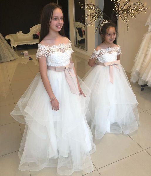 Adorável Lace Flower Girl Vestidos Para Casamentos Com Sash Off The Shoulder Toddler Pageant Vestidos de Tule Halter Pescoço Em Camadas Kid Vestido